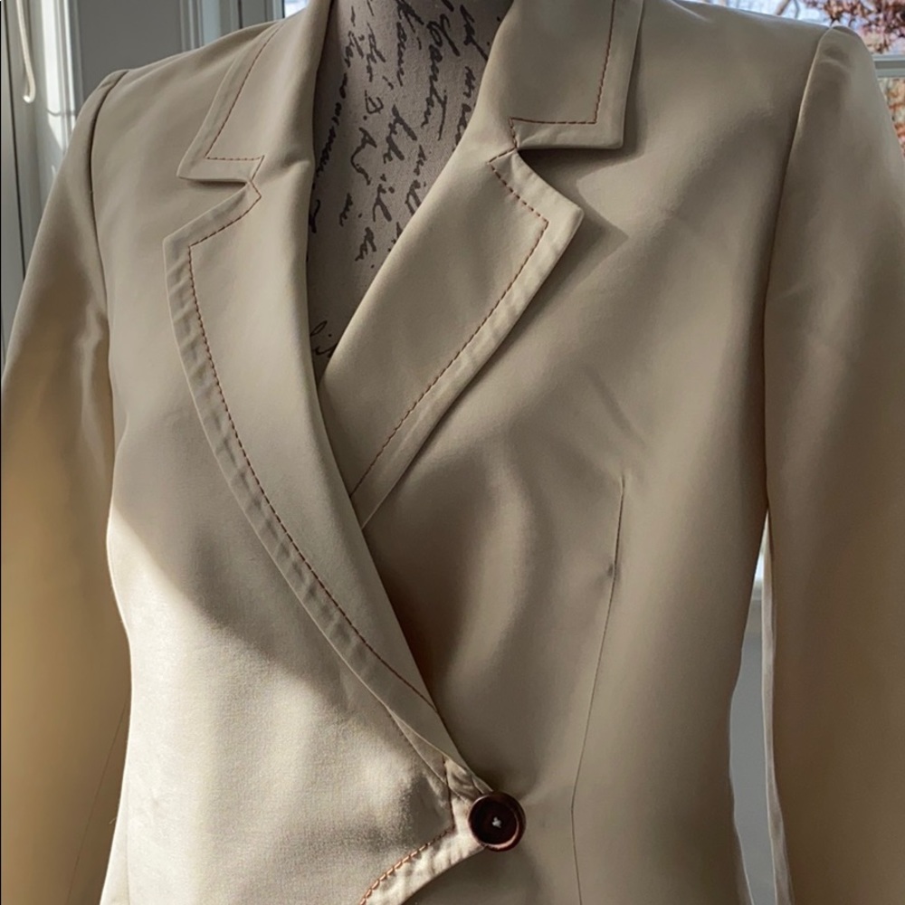 SUIT - Picture 2 of 7